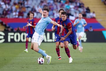 Andreas Christensen, defensa danés del FC Barcelona comete una falta ante el delantero noruego del Celta de Vigo Jorgen Strand Larsen.