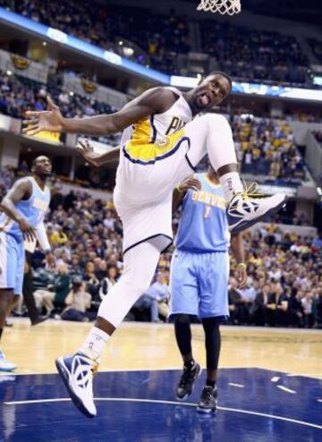 Lance Stephenson festeja una canasta.