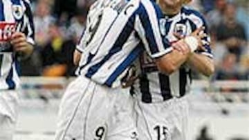 Kovacevic besa a Nihat tras un gol.