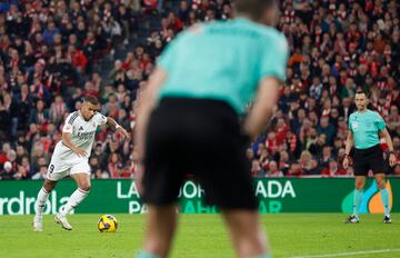 Soccer Football - LaLiga - Athletic Bilbao v Real Madrid - San Mames, Bilbao, Spain - December 4, 2024 Real Madrid's Kylian Mbappe misses a penalty REUTERS/Vincent West