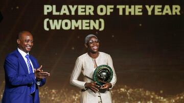 Oshoala con el premio a mejor jugadora del a?o en ?frica.