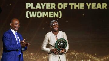 Oshoala con el premio a mejor jugadora del año en África.