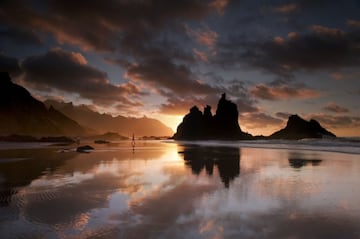 En Canarias, al norte de la isla de Tenerife, podemos encontrar un arenal de ensueño. La Playa de Benijo es de origen volcánico y su arena negra ya es de por sí toda una sorpresa para los visitantes. Alejada del mundanal ruido permite desconectar completamente y vivir una experiencia única.