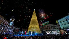 Centenares de personas asisten al encendido de luces de navidad, en la Puerta del Sol, a 23 de noviembre de 2023, en Madrid (España). La Puerta del Sol de Madrid congrega a cerca de 12.000 personas en el encendido de las luces de Navidad, con un despliegue de 200 policías municipales. El Ayuntamiento de Madrid recomienda el uso de itinerarios peatonales por los cortes y afecciones que se van a producir a la movilidad para garantizar la seguridad.
23 NOVIEMBRE 2023;LUCES NAVIDEÑAS;ÁRBOL;DECORACIÓN;NAVIDAD;TÍO PEPE;CARTEL;CORO
Alberto Ortega / Europa Press
23/11/2023