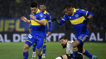 Argentina's Boca Juniors Juan Ramirez (L) and Argentina's Boca Juniors Colombian Sebastian Villa vie for the ball with Brazil's Corinthians Uruguayan Bruno Mendez (C) during their Copa Libertadores football tournament round of sixteen second leg match at La Bombonera stadium in Buenos Aires on July 5, 2022. (Photo by JUAN MABROMATA / AFP)