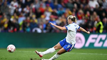 England's forward #09 Beth Mead slips as she shoots a penalty during the UEFA Women's Euro 2025 final football match between England and Spain at the St. Jakob-Park Stadium in Basel, on July 27, 2025. (Photo by Fabrice COFFRINI / AFP)