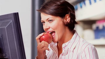 Comer delante de la pantalla del PC, un mal habito que aumenta el peso