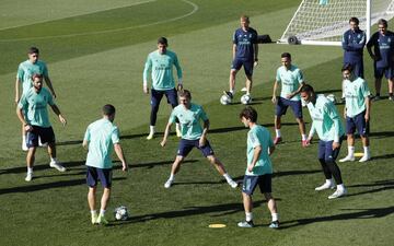 Nacho y Kroos con el grupo.