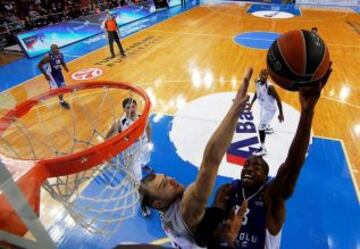 Stephane Lasme lanza a canasta.