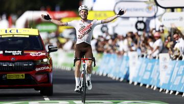 Chatel Les Portes Du Soleil (France), 10/07/2022.- Luxembourg rider Bob Jungels of Ag2R Citroen Team wins the the 9th stage of the Tour de France 2022 over 192.9km from Aigle in Switzerland to Chatel Les Portes du Soleil in France, 10 July 2022. (Ciclismo, Francia, Luxemburgo, Suiza, Luxemburgo) EFE/EPA/GUILLAUME HORCAJUELO
