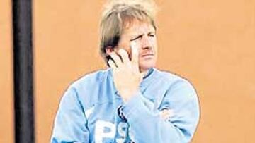 <b>TRANQUILO. </b>Schuster tiene ofertas y dos años más de azulón.