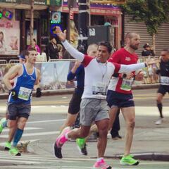 German Silva culmina Maratón en caminadora con tiempo de 2:56