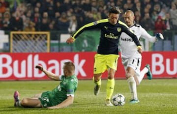 Ozil gave Arsenal victory with this wonder goal against Ludogorets in the Champions League