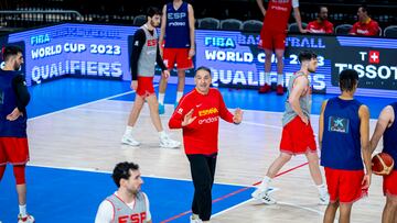 Luis Guil, asistente de Scariolo en la Selección, da instrucciones a los jugadores. El sevillano será el entrenador principal ante Islandia este jueves.