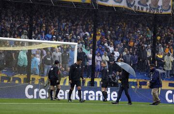 El partido de ida de la final de la Copa Libertadores entre Boca Juniors y River Plate ha tenido que ser suspendido debido a las fuertes lluvias.