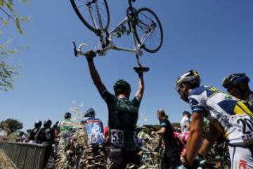 Thomas Voeckler levanta su bici tras otra multitudinaria caída.