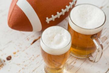 Las cerveceras también han brindado su nombre a varios torneos alrededor del mundo. La Copa Kirin, celebrada en Japón desde 1978 ya es toda una tradición. En 1999 se celebró la Copa Calsberg en Hong Kong, que tuvo como ganadora a la Selección Mexicana, de Manuel Lapuente. En Colombia, la Categoría de Primera lleva el nombre de Liga Águila y el campeonato belga de Primera División está apadrinado por Jupiler. En México, el nuevo torneo de Copa Mx está patrocinado por Corona.