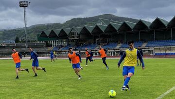 Los jugadores del Amorebieta entrenando en Urritxe.