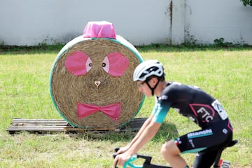 El paso de una carrera ciclista es una ventana al mundo para poblaciones recónditas, y por eso muchas veces, véase durante el Tour o La Vuelta, los vecinos se emplean con esmero y creatividad en captar la atención de las cámaras. Buen ejemplo es esta estampa durante la cuarta etapa del Giro Next Gen, la versión para promesas.