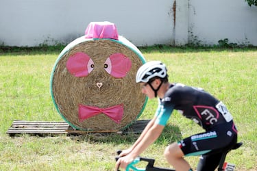 El paso de una carrera ciclista es una ventana al mundo para poblaciones recónditas, y por eso muchas veces, véase durante el Tour o La Vuelta, los vecinos se emplean con esmero y creatividad en captar la atención de las cámaras. Buen ejemplo es esta estampa durante la cuarta etapa del Giro Next Gen, la versión para promesas.