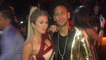 Neymar sigue de fiesta y presume tocando el piano