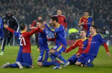 BASILEA 2-2 TOTTENHAM Los jugadores del Basilea celebran el pase a la semifinal tras eliminar al Tottenham en la tanda de penaltis.