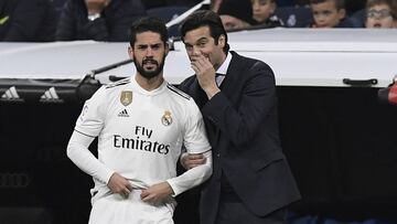 Solari dialoga con Isco antes de que el malagueño entre al campo.