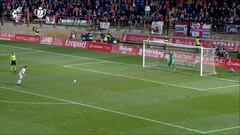 Portero del Valencia sorprende con 'truco' para atajar penales