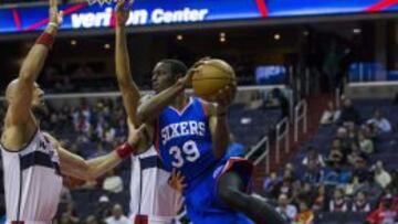 Jerami Grant trata de pasar ante la defensa de Marcin Gortat y Otto Porter.