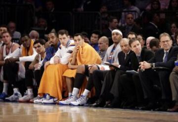 En banquillo de los Knicks, con Carmelo Anthony, desolado por la humillante derrota contra los Bulls.