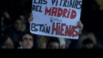 Ésta es una de las pancartas mostradas en el Bernabéu sobre el polémico vídeo de las hienas.