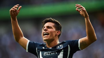 Ponchito González festeja su gol contra Tigres