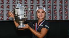 La golfista surcoreana Jeongeun Lee6 of Korea posa con el trofeo de campeona del U.S. Women&#039;s Open Championship en el Country Club of Charleston en Charleston, South Carolina.