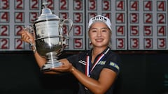 La golfista surcoreana Jeongeun Lee6 of Korea posa con el trofeo de campeona del U.S. Women&#039;s Open Championship en el Country Club of Charleston en Charleston, South Carolina.
