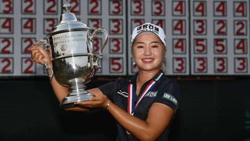 La golfista surcoreana Jeongeun Lee6 of Korea posa con el trofeo de campeona del U.S. Women's Open Championship en el Country Club of Charleston en Charleston, South Carolina.