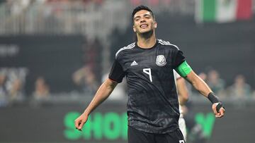 Raúl Jiménez jugando con selección mexicana.