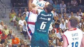 <b>BALUARTE. </b>Luis Scola fue el máximo anotador el jueves (23 puntos).