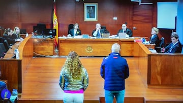 Los dos acusados vistos desde una pantalla de la sala de prensa durante una vista oral del juicio por el robo de las botellas de Atrio, en la Audiencia Provincial, a 1 de marzo de 2023, en Cáceres, Extremadura (España). El juicio concluye hoy sus tres jornadas con las declaraciones de los cuatro peritos que están llamados a declarar, además de las conclusiones de la fiscal, la acusación particular y la abogada defensora de los acusados. La Fiscalía pide cuatro años y seis meses de cárcel para los dos detenidos por robar 45 botellas de vino de la bodega del restaurante hotel Atrio. Dumitru y Guevara están en prisión desde su arresto el pasado mes de julio
01 MARZO 2023;CÁCERES;EXTREMADURA;JUICIO ROBO BOTELLAS DE ATRIO
Carlos Criado / Europa Press
01/03/2023