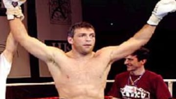 <b>EN 2004. </b>Hovik revalidó su título del peso pesado ante Ferreira.