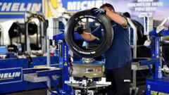 Un mec&aacute;nico de Michelin trabajando con un neum&aacute;tico.