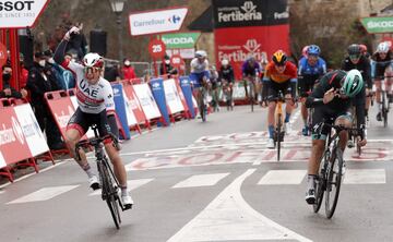 Jasper Philipsen vence al esprint.