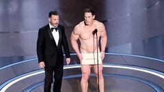 Jimmy Kimmel y John Cena (desnudo), en la presentación al mejor Oscar de Vestuario.