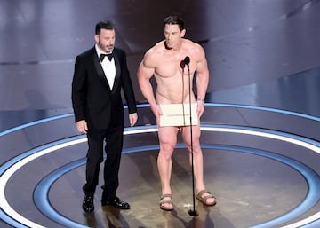 Jimmy Kimmel y John Cena (desnudo), en la presentación al mejor Oscar de Vestuario.