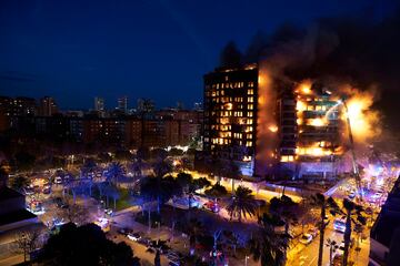 Un gran incendio arrasó dos edificios en el barrio de Campanar de Valencia el 22 de febrero. El fuego, que se originó en el cuarto piso del edificio, generó una gran columna de llamas y un denso humo que afectó a varias plantas del edificio. Dieciséis unidades de bomberos y cinco ambulancias fueron desplegadas para hacer frente a un incendio que se desató en una sección de un edificio de 14 pisos en la zona de Campanar de Valencia. 