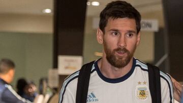 Messi en el aeropuerto.