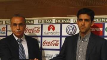 <b>OPTIMISTA.</b> Juanjo Lorenzo, director deportivo del conjunto blanquiazul, cree que la permanencia del equipo es posible.