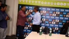 El cómico momento de Ramírez y Aravena en plena conferencia