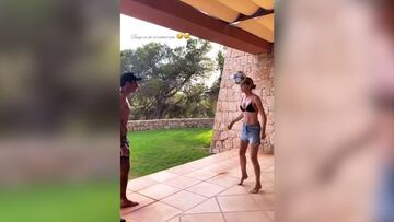 Hasta Figo se qued車 anonadado: los malabares de Helen Svedin con el bal車n