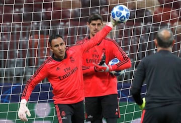 Keylor Navas and Courtois training in Moscow yesterday