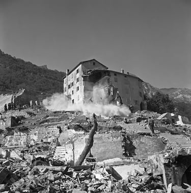 Aproximadamente 50 millones de metros cúbicos de agua saltaron por encima del muro de hormigón hacia el estrecho valle del Piave.